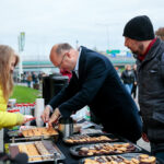 10.10.2019. Piotr Wawrzyk częstował kawą i ciastkami na ulicy Żytniej / Wiktor Taszłow / Radio Kielce