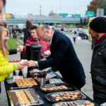 10.10.2019. Piotr Wawrzyk częstował kawą i ciastkami na ulicy Żytniej / Wiktor Taszłow / Radio Kielce