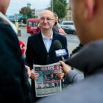 10.10.2019. Piotr Wawrzyk częstował kawą i ciastkami na ulicy Żytniej / Wiktor Taszłow / Radio Kielce