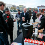10.10.2019. Piotr Wawrzyk częstował kawą i ciastkami na ulicy Żytniej / Wiktor Taszłow / Radio Kielce