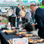 10.10.2019. Piotr Wawrzyk częstował kawą i ciastkami na ulicy Żytniej / Wiktor Taszłow / Radio Kielce