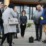 Kielce. 10.10.2019. Studenci posadzili drzewa na kampusie Politechniki. Na zdjęciu od prawej: Krzysztof Antoszewski - Liga Ochrony Przyrody, Wiesław Trąmpczyński - rektor PŚk / Wiktor Taszłow / Radio Kielce