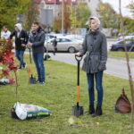 Kielce. 10.10.2019. Studenci posadzili drzewa na kampusie Politechniki / Wiktor Taszłow / Radio Kielce