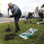 Kielce. 10.10.2019. Studenci posadzili drzewa na kampusie Politechniki. Na zdjęciu: Wiesław Trąmpczyński - rektor PŚk / Wiktor Taszłow / Radio Kielce
