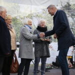 Kielce. 10.10.2019. Przekazanie kluczy do bram miasta seniorom. Na zdjęciu z prawej: Bogdan Wenta – prezydent miasta Kielce / Wiktor Taszłow / Radio Kielce