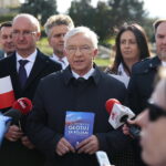 Kielce. 10.10.2019. Konferencja PiS na Placu Artystów. Na zdjęciu (od lewej): Piotr Wawrzyk - wiceminister spraw zagranicznych, Krzysztof Słoń – senator, Krzysztof Lipiec – poseł, Monika Słoniewska – radna, Marek Kwitek - poseł / Wiktor Taszłow / Radio Kielce