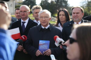 Kielce. 10.10.2019. Konferencja PiS na Placu Artystów. Na zdjęciu (od lewej): Piotr Wawrzyk - wiceminister spraw zagranicznych, Krzysztof Słoń – senator, Krzysztof Lipiec – poseł, Monika Słoniewska – radna, Marek Kwitek - poseł / Wiktor Taszłow / Radio Kielce