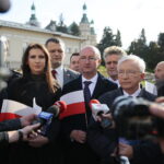 Kielce. 10.10.2019. Konferencja PiS na Placu Artystów. Na zdjęciu (od lewej): Patrycja Iwańska-Bęben, Hubert Przybyszewski - kandydat PiS, Piotr Wawrzyk - wiceminister spraw zagranicznych, Krzysztof Słoń – senator, Krzysztof Lipiec – poseł, Monika Słoniewska – radna / Wiktor Taszłow / Radio Kielce
