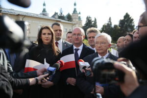 Kielce. 10.10.2019. Konferencja PiS na Placu Artystów. Na zdjęciu (od lewej): Patrycja Iwańska-Bęben, Hubert Przybyszewski - kandydat PiS, Piotr Wawrzyk - wiceminister spraw zagranicznych, Krzysztof Słoń – senator, Krzysztof Lipiec – poseł, Monika Słoniewska – radna / Wiktor Taszłow / Radio Kielce