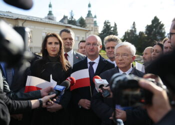 Kielce. 10.10.2019. Konferencja PiS na Placu Artystów. Na zdjęciu (od lewej): Patrycja Iwańska-Bęben, Hubert Przybyszewski - kandydat PiS, Piotr Wawrzyk - wiceminister spraw zagranicznych, Krzysztof Słoń – senator, Krzysztof Lipiec – poseł, Monika Słoniewska – radna / Wiktor Taszłow / Radio Kielce