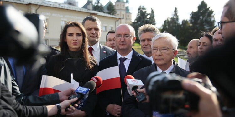 Kielce. 10.10.2019. Konferencja PiS na Placu Artystów. Na zdjęciu (od lewej): Patrycja Iwańska-Bęben, Hubert Przybyszewski - kandydat PiS, Piotr Wawrzyk - wiceminister spraw zagranicznych, Krzysztof Słoń – senator, Krzysztof Lipiec – poseł, Monika Słoniewska – radna / Wiktor Taszłow / Radio Kielce