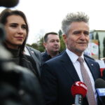 Kielce. 10.10.2019. Konferencja PiS na Placu Artystów. Na zdjęciu (od lewej): Patrycja Iwańska-Bęben, Krzysztof Słoń – senator, Monika Słoniewska – radna / Wiktor Taszłow / Radio Kielce