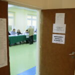 13.10.2019 Kielce. Wybory parlamentarne. Obwodowa komisja nr 28 / Wiktor Taszłow / Radio Kielce