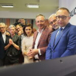 Kielce. 13.10.2019. Ogłoszenie wyników wyborów do parlamentu w świętokrzyskiej siedzibie Koalicji Obywatelskiej. Na zdjęciu od prawej: Artur Gierada, Lucjan Pietrzczyk, Bartłomiej Sienkiewicz - kandydaci do Sejmu, Izabela Buszewicz, Michał Braun, Agata Wojda - kandydaci do Sejmu, Edward Rzepka - kandydat do Senatu / Wiktor Taszłow / Radio Kielce