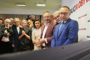 Kielce. 13.10.2019. Ogłoszenie wyników wyborów do parlamentu w świętokrzyskiej siedzibie Koalicji Obywatelskiej. Na zdjęciu od prawej: Artur Gierada, Lucjan Pietrzczyk, Bartłomiej Sienkiewicz - kandydaci do Sejmu, Izabela Buszewicz, Michał Braun, Agata Wojda - kandydaci do Sejmu, Edward Rzepka - kandydat do Senatu / Wiktor Taszłow / Radio Kielce