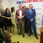 Kielce. 13.10.2019. Ogłoszenie wyników wyborów do parlamentu w świętokrzyskiej siedzibie Koalicji Obywatelskiej. Na zdjęciu w środku: Artur Gierada, Lucjan Pietrzczyk, Bartłomiej Sienkiewicz - kandydaci do Sejmu, Izabela Buszewicz, Teresa Dziopa - kandydatki do Sejmu, Michał Braun, Agata Wojda - kandydaci do Sejmu, Edward Rzepka - kandydat do Senatu / Wiktor Taszłow / Radio Kielce