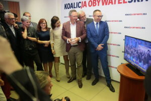 Kielce. 13.10.2019. Ogłoszenie wyników wyborów do parlamentu w świętokrzyskiej siedzibie Koalicji Obywatelskiej. Na zdjęciu w środku: Artur Gierada, Lucjan Pietrzczyk, Bartłomiej Sienkiewicz - kandydaci do Sejmu, Izabela Buszewicz, Teresa Dziopa - kandydatki do Sejmu, Michał Braun, Agata Wojda - kandydaci do Sejmu, Edward Rzepka - kandydat do Senatu / Wiktor Taszłow / Radio Kielce