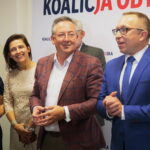 Kielce. 13.10.2019. Ogłoszenie wyników wyborów do parlamentu w świętokrzyskiej siedzibie Koalicji Obywatelskiej. Na zdjęciu od prawej: Artur Gierada - kandydat do Sejmu, Bartłomiej Sienkiewicz - kandydat do Sejmu, Izabela Buszewicz, Teresa Dziopa - kandydatki do Sejmu / Wiktor Taszłow / Radio Kielce