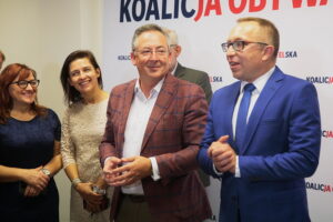 Kielce. 13.10.2019. Ogłoszenie wyników wyborów do parlamentu w świętokrzyskiej siedzibie Koalicji Obywatelskiej. Na zdjęciu od prawej: Artur Gierada - kandydat do Sejmu, Bartłomiej Sienkiewicz - kandydat do Sejmu, Izabela Buszewicz, Teresa Dziopa - kandydatki do Sejmu / Wiktor Taszłow / Radio Kielce