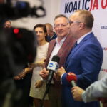 Kielce. 13.10.2019. Ogłoszenie wyników wyborów do parlamentu w świętokrzyskiej siedzibie Koalicji Obywatelskiej. Na zdjęciu od prawej: Artur Gierada - kandydat do Sejmu, Bartłomiej Sienkiewicz - kandydaci do Sejmu / Wiktor Taszłow / Radio Kielce