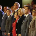 Kielce. 14.10.2019. Kieleckie obchody Dnia Edukacji Narodowej. Na zdjęciu (w środku): Marcin Różycki - wiceprezydent Kielc, Bogdan Wenta – prezydent miasta Kielce, Agata Wojtyszek - wojewoda świętokrzyski, Renata Janik - wicemarszałek Województwa Świętokrzyskiego, Kamil Suchański - przewodniczący Rady Miasta Kielce,  Joanna Winiarska - wiceprzewodnicząca Rady Miasta Kielce / Wiktor Taszłow / Radio Kielce