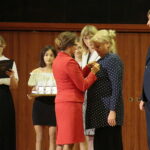 Kielce. 14.10.2019. Kieleckie obchody Dnia Edukacji Narodowej. Medal wręcza Agata Wojtyszek - wojewoda świętokrzyski / Wiktor Taszłow / Radio Kielce