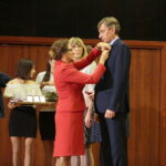 Kielce. 14.10.2019. Kieleckie obchody Dnia Edukacji Narodowej. Medal wręcza Agata Wojtyszek - wojewoda świętokrzyski / Wiktor Taszłow / Radio Kielce