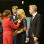 Kielce. 14.10.2019. Kieleckie obchody Dnia Edukacji Narodowej. Medal wręcza Agata Wojtyszek - wojewoda świętokrzyski / Wiktor Taszłow / Radio Kielce