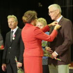 Kielce. 14.10.2019. Kieleckie obchody Dnia Edukacji Narodowej. Medal wręcza Agata Wojtyszek - wojewoda świętokrzyski / Wiktor Taszłow / Radio Kielce