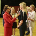 Kielce. 14.10.2019. Kieleckie obchody Dnia Edukacji Narodowej. Medal wręcza Agata Wojtyszek - wojewoda świętokrzyski / Wiktor Taszłow / Radio Kielce