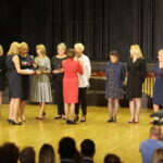 Kielce. 14.10.2019. Kieleckie obchody Dnia Edukacji Narodowej. Medal wręcza Agata Wojtyszek - wojewoda świętokrzyski / Wiktor Taszłow / Radio Kielce