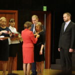 Kielce. 14.10.2019. Kieleckie obchody Dnia Edukacji Narodowej. Medal wręcza Agata Wojtyszek - wojewoda świętokrzyski / Wiktor Taszłow / Radio Kielce