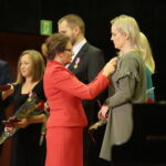 Kielce. 14.10.2019. Kieleckie obchody Dnia Edukacji Narodowej. Medal wręcza Agata Wojtyszek - wojewoda świętokrzyski / Wiktor Taszłow / Radio Kielce