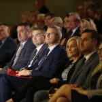 Kielce. 14.10.2019. Kieleckie obchody Dnia Edukacji Narodowej. Na zdjęciu (w środku): Marcin Różycki - wiceprezydent Kielc, Bogdan Wenta – prezydent miasta Kielce, Renata Janik - wicemarszałek Województwa Świętokrzyskiego, Kamil Suchański - przewodniczący Rady Miasta Kielce,  Joanna Winiarska - wiceprzewodnicząca Rady Miasta Kielce / Wiktor Taszłow / Radio Kielce