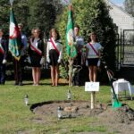 01.10.2019 Obiechów. Sadzenie dębu ku czci Stanisława Jary / Michał Faryna / Starostwo Powiatowe w Jędrzejowie