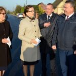 11.10.2019. Skarżysko Kościelne. Otwarcie ulicy Słonecznej. Na zdjęciu, od lewej: poseł Maria Zuba, Agata Wojtyszek - wojewoda świętokrzyski, Sebastian Pik - radny Rady Gminy Skarżysko Kościelne i Jacek Bryzik - wójt gminy Skarżysko Kościelne / Anna Głąb / Radio Kielce