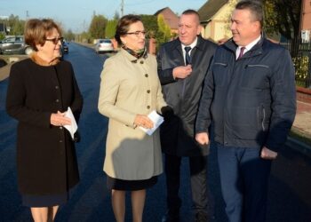 11.10.2019. Skarżysko Kościelne. Otwarcie ulicy Słonecznej. Na zdjęciu, od lewej: poseł Maria Zuba, Agata Wojtyszek - wojewoda świętokrzyski, Sebastian Pik - radny Rady Gminy Skarżysko Kościelne i Jacek Bryzik - wójt gminy Skarżysko Kościelne / Anna Głąb / Radio Kielce