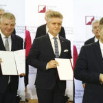 25.10.2019. Warszawa. Wręczenie zaświadczeń o wyborze na senatora. Na zdjęciu (od lewej): Jarosław Rusiecki, Krzysztof Słoń i Jacek Włosowicz - PiS / Jarosław Kubalski / Radio Kielce