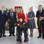 20.10.2019. Zagnańsk. Złote gody. Na zdjęciu (od lewej): Wojciech Ślefarski - wójt Zagnańska, Witold Starz, Wanda Starz, Renata Janik - wicemarszałek województwa i Mirosław Gębski - starosta powiatu kieleckiego / Jarosław Kubalski / Radio Kielce