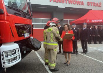 10.10.2019. Kielce. Przekazanie nowych pojazdów ratowniczo-gaśniczych komendom w Kielcach i Kazimierzy. Agata Wojtyszek - wojewoda świętokrzyski / Monika Miller / Radio Kielce