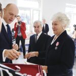 20.10.2019. Zagnańsk. Złote gody. Na zdjęciu (od lewej): Wojciech Ślefarski - wójt Zagnańska, Marian Strzelec i Elżbieta Strzelec / Jarosław Kubalski / Radio Kielce