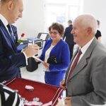 20.10.2019. Zagnańsk. Złote gody. Na zdjęciu (od lewej): Wojciech Ślefarski - wójt Zagnańska, Helena Sufin i Ryszard Sufin / Jarosław Kubalski / Radio Kielce