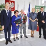 20.10.2019. Zagnańsk. Złote gody. Na zdjęciu (od lewej): Wojciech Ślefarski - wójt Zagnańska, Helena Sufin, Ryszard Sufin, Renata Janik - wicemarszałek województwa i Mirosław Gębski - starosta powiatu kieleckiego / Jarosław Kubalski / Radio Kielce