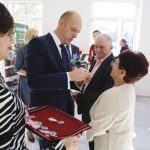 20.10.2019. Zagnańsk. Złote gody. Na zdjęciu (od lewej): Wojciech Ślefarski - wójt Zagnańska, Stanisław Szcześniak i Henryka Szcześniak / Jarosław Kubalski / Radio Kielce