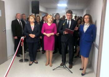 07.10.2019. Staszów. Otwarcie OIOM. Od lewej: poseł Maria Zuba,  wiceminister sportu i turystyki Anna Krupka, dyrektor szpitala Paweł Wojtasik, wojewoda świętokrzyski Agata Wojtyszek / Grażyna-Szlęzak-Wójcik / Radio Kielce