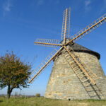 21.10.2019 Szwarszowice. Wiatrak typu holenderskiego z nowymi śmigami / Emilia Sitarska / Radio Kielce