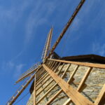 21.10.2019 Szwarszowice. Wiatrak typu holenderskiego z nowymi śmigami / Emilia Sitarska / Radio Kielce