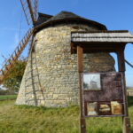 21.10.2019 Szwarszowice. Wiatrak typu holenderskiego z nowymi śmigami / Emilia Sitarska / Radio Kielce