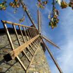 21.10.2019 Szwarszowice. Wiatrak typu holenderskiego z nowymi śmigami / Emilia Sitarska / Radio Kielce