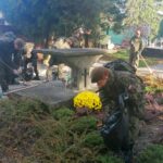 30.10.2019. Sandomierz. Terytorialsi przy pracach  porządkowych  na cmentarzu katedralnym / Grażyna-Szlęzak-Wójcik / Radio Kielce